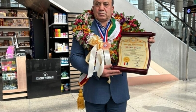 مدال صلح آسیا برگردن تاجر معروف فرش ایران 